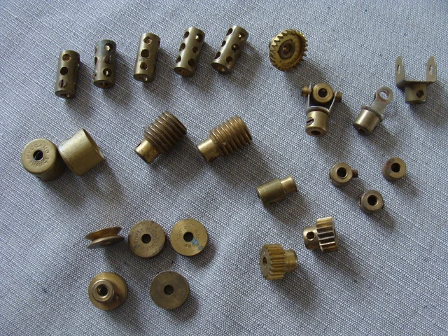 Lot De Pièces Meccano Anciennes Gravées – +700 Pièces, Métal, Fabrication France/Angleterre